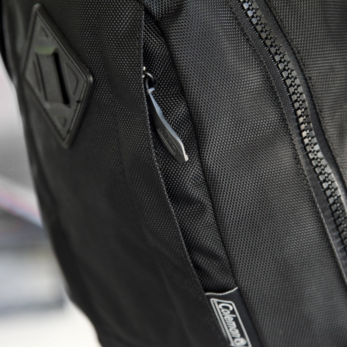 Coleman - ATLAS SLING BAG – 5 L Heater (สีเทาควันบุหรี่) コールマン ボディバッグ アトラス スリングバッグ 対応 自転車/ウォーキング
