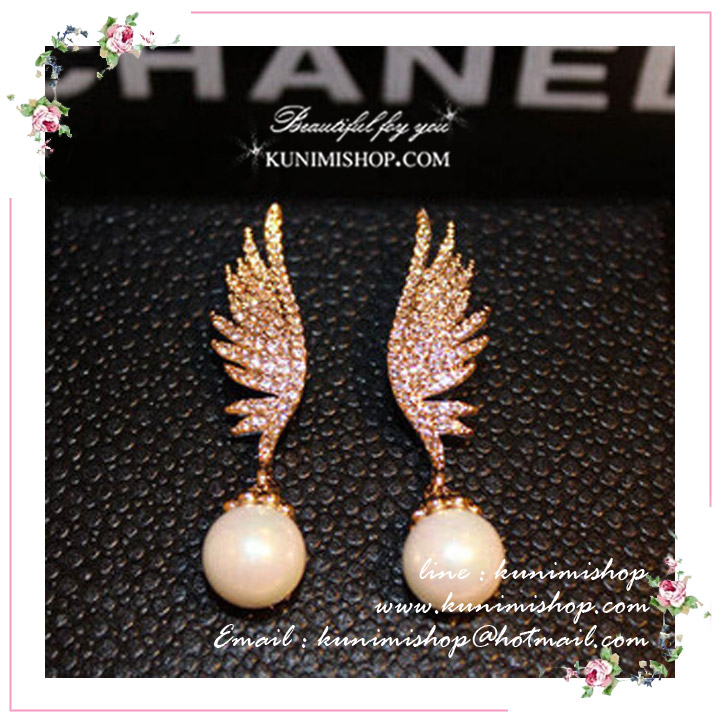 CN001 ตุ้มหู ต่างหูสีทอง ทรงปีกนก ประดับด้วยเพชร เต็มตัวเรือน ห้อยด้วยไข่มุกเม็ดใหญ่ แบบแป้นเสียบ งานคุณภาพ ของจริงสวยมากๆคะ ใส่ได้ทุกโอกาส สวยไม่ซ้ำใครคะ