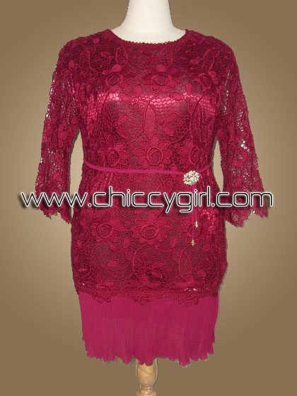 ชุดเดรสราตรีไปงานคนอ้วน ผ้าลูกไม้ลายดอก แขนสามส่วน สีแดงเลือดนก แต่งชายกระโปรงอัดจีบพลีทเหมือนกลีบดอกไม้ แบบสุภาพเรียบร้อย ดูดี สวยหรู พร้อมเข็มกลัด และสายคาดเอว