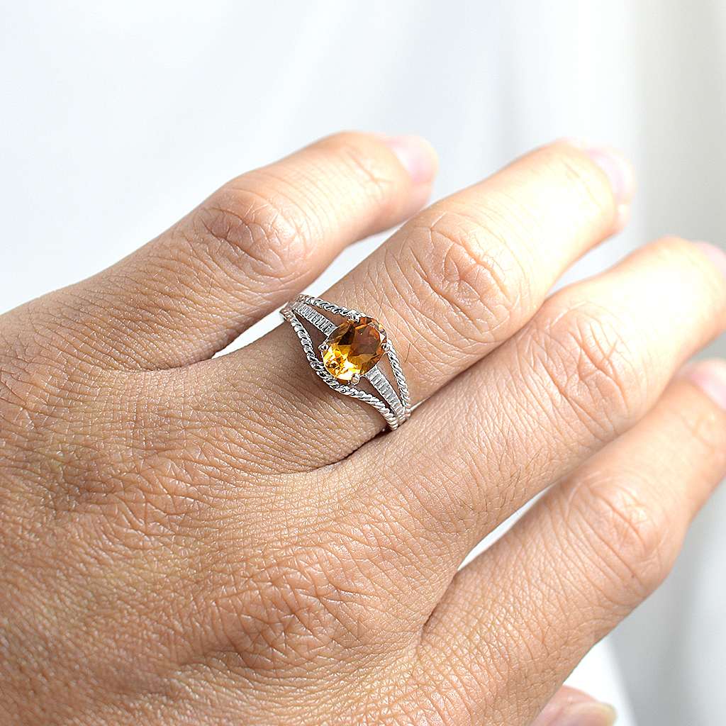 SKJewelryfactory แหวนพลอยซิทรินแท้ สร้างความโดดเด่น ตัวเรือนลายเกลียว ER00026-CIT