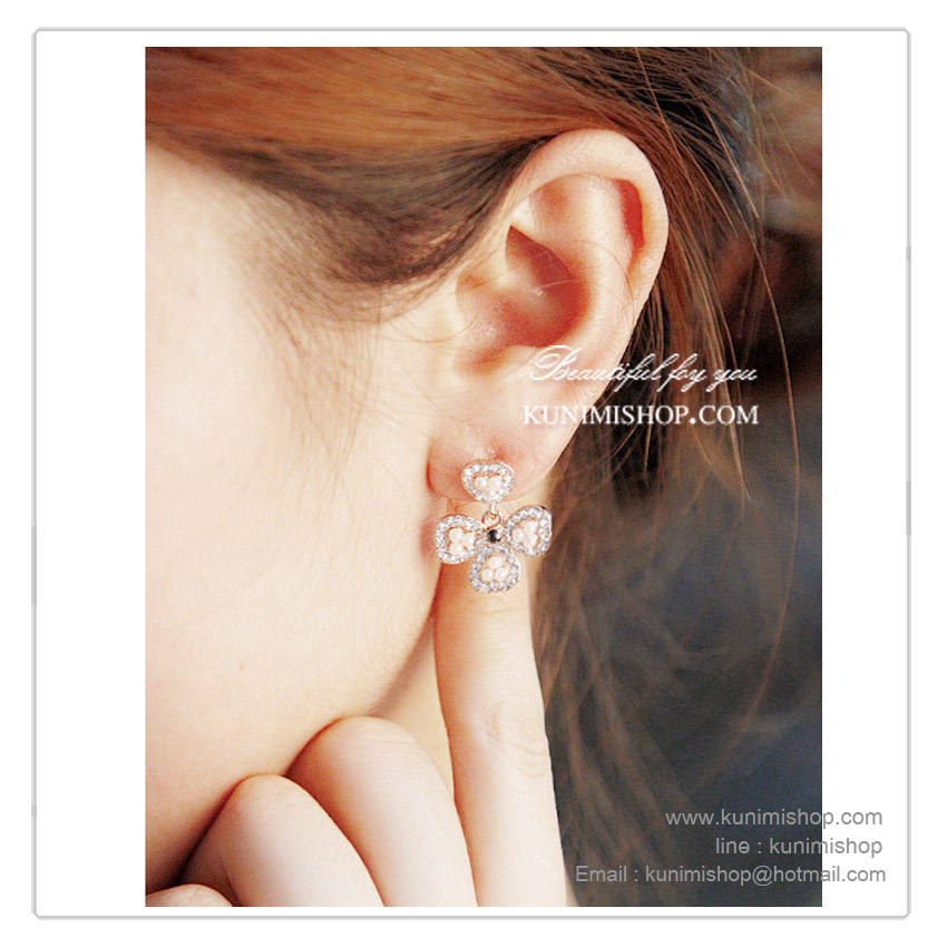  ตุ้มหู ต่างหูสีทอง รูปใบโคลเวอร์ นำโชค ราคาถูก งานคุณภาพ เกรดดี พร้อมส่ง สีทองชมพู ( Rose Gold ) สวยหรู ประดับด้วยเพชรรอบใบ ตรงกลางใบประดับด้วยมุขเม็ดเล็กๆ น่าใส่มากคะ ใส่ได้ทุกโอกาสคะ แบบแป้นเสียบ จะซื้อใส่เองหรือ เป็นของขวัญ ของฝากก็โอเคเลยคะ ^^ 