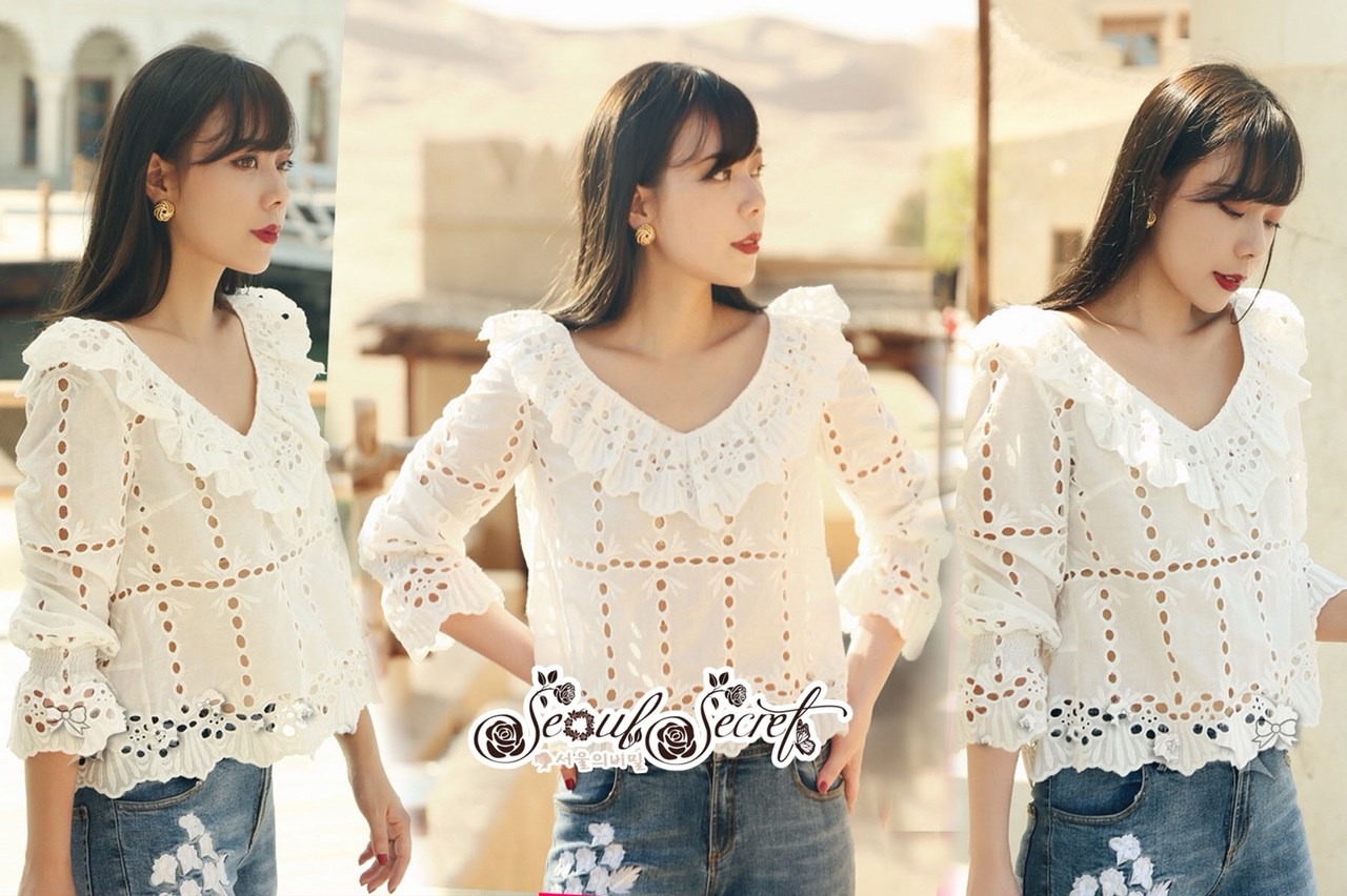 เสื้อเกาหลี พร้อมส่ง เสื้อ ฉลุลายวงกลมเรียงเป็นแนวยาว