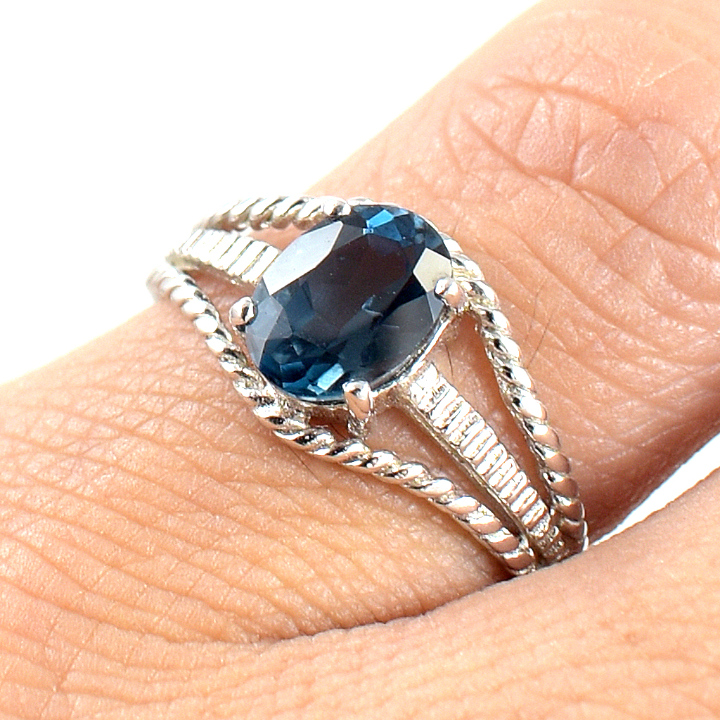 SKJewelryfactory แหวนเงินแท้ ฝังพลอยลอนดอนบลูโทปาซแท้ ตัวเรือนสไตล์บิดเกลียว ER00026-LBT
