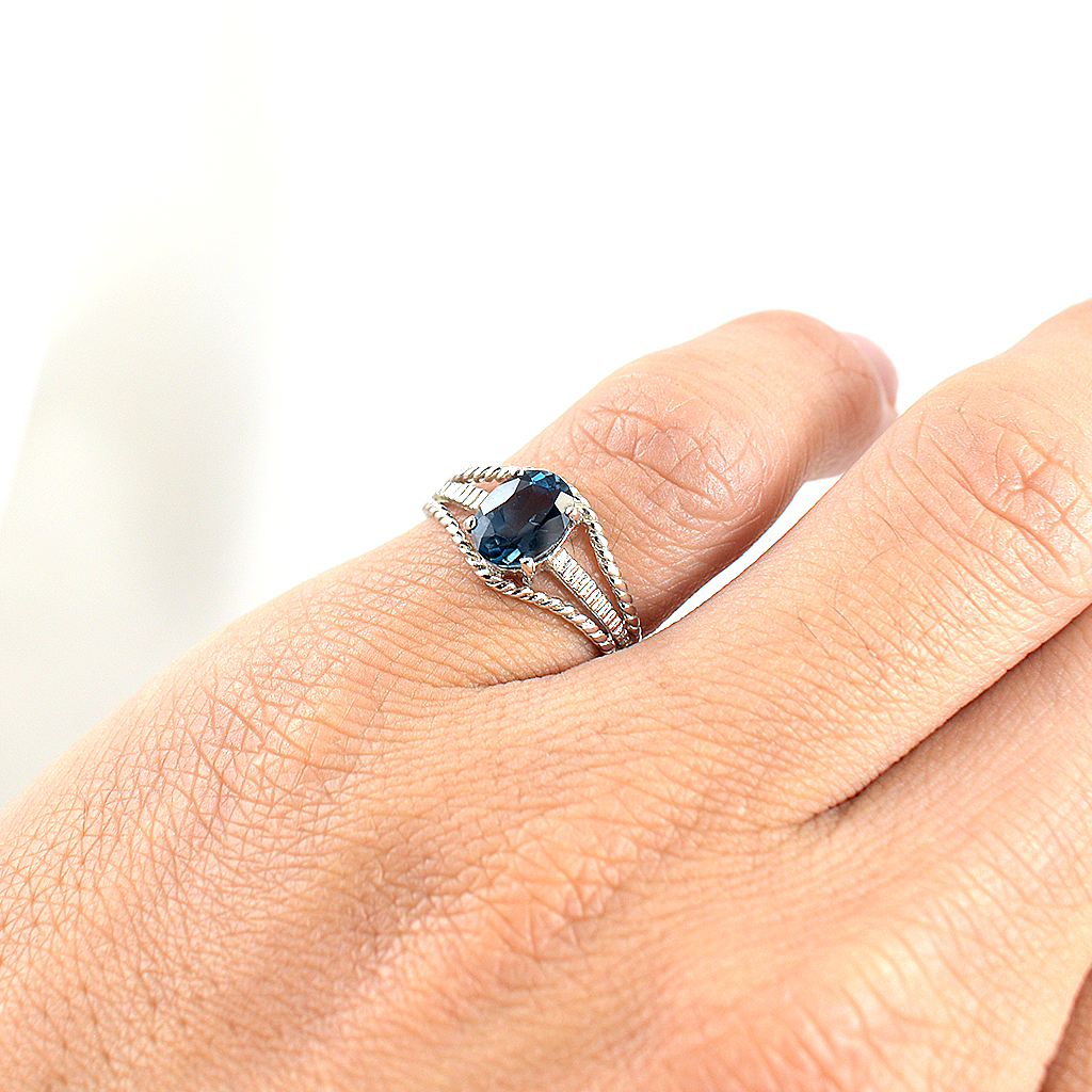 SKJewelryfactory แหวนเงินแท้ ฝังพลอยลอนดอนบลูโทปาซแท้ ตัวเรือนสไตล์บิดเกลียว ER00026-LBT