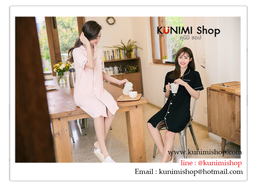ชุดนอนกระโปรง คอปก แขนสั้น กระดุมผ่าหน้า มีกระเป๋าหน้าด้านซ้าย สวยหวาน มี 2 สี สีชมพูอ่อน สีดำ ขนาดชุด ความยาวชุด : 86 ซม. รอบอกไม่เกิน : 36 นิ้ว รอบเอวไม่เกิน 38 นิ้ว และสะโพกไม่เกิน 38 นิ้ว