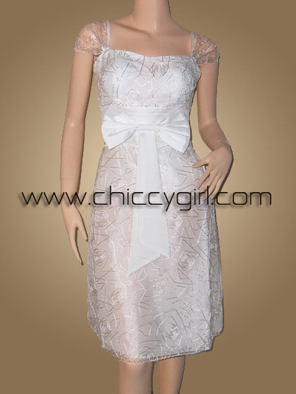 ชุดราตรีผ้าไหมสีขาวแบบมีแขนหุ้มผ้าโปร่งบางปักไหมขาวพันดิ้นเงินลายวิจิตรปราณีต หรูมาก