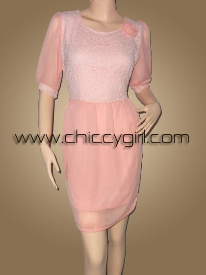 ชุดไปงานผ้าชีฟองเนื้อดีสีโอโรสแขนจั้ม แต่งผ้าลูกไม้แบบนุ่มหน้าและหลัง แต่งกุหลาบที่ไหล่ แบบสุภาพเรียบร้อย