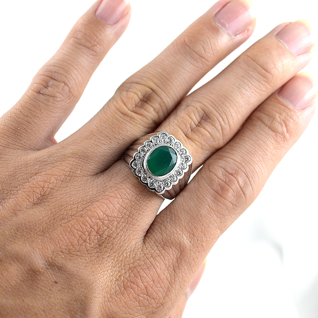 SKJewelryFactory แหวนชาย พลอยแท้ สีเขียวมรกต ล้อมเพชร MR00391-GAG