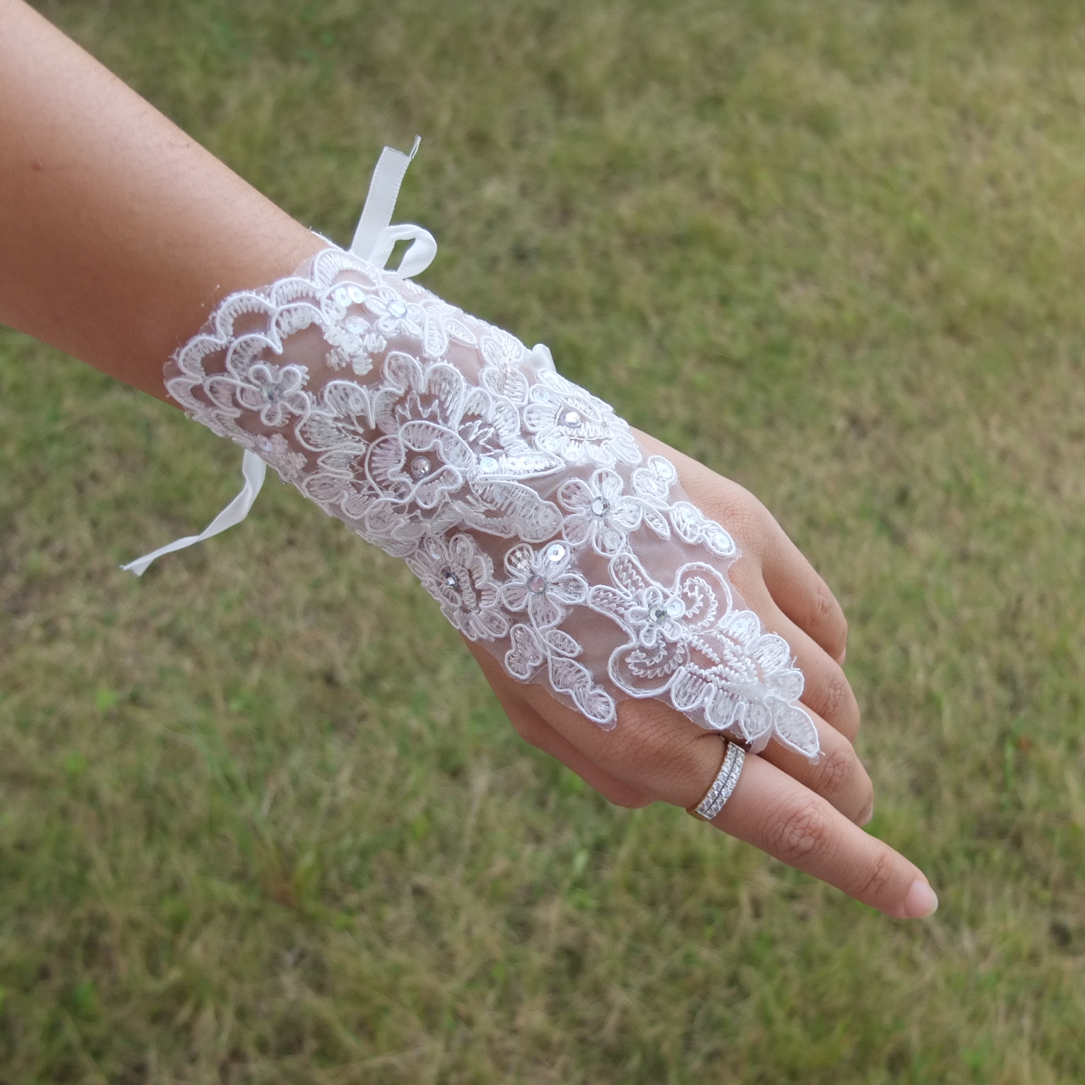 ถุงมือเจ้าสาว ลายลูกไม้ปัก แบบคล้องนิ้ว