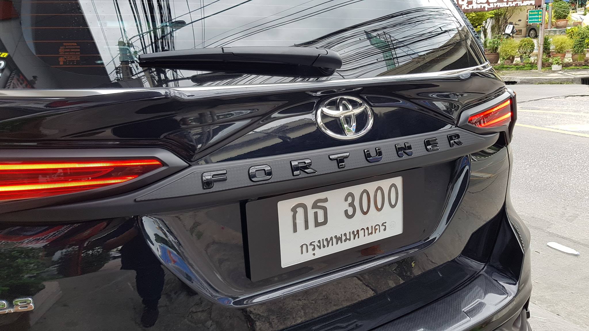 คิ้วไฟท้าย Fortuner ดำด้าน Logo ดำ