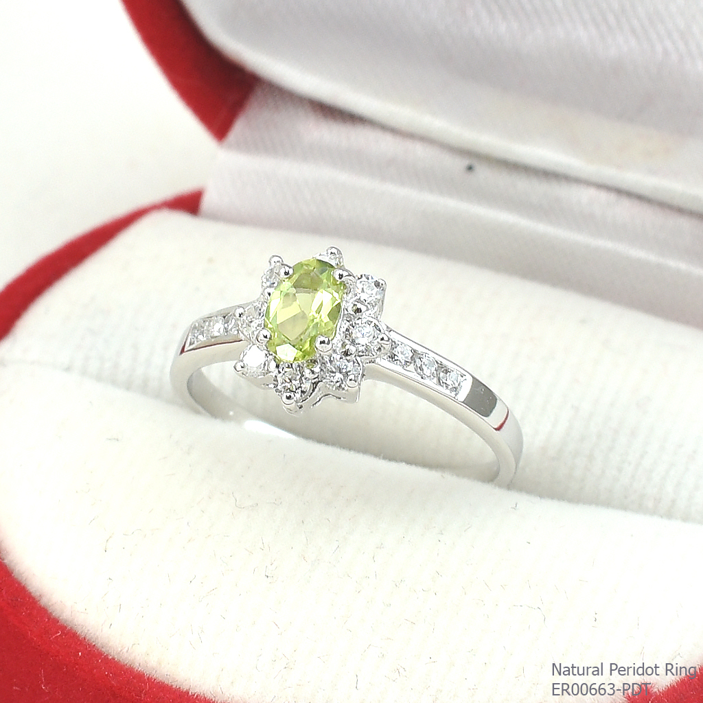 SKJewelryfactory แหวนเงินแท้ ฝังพลอยเพอริดอทแท้ ประดับด้วยเพฃร สไตล์ดอกไม้ ER00663-PDT
