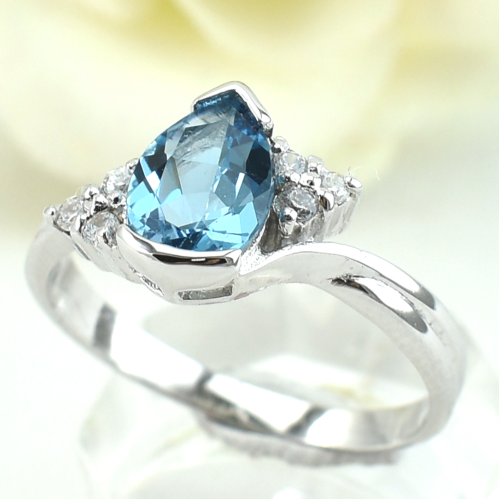 SKJewelryfactory แหวนเงินแท้ ฝังพลอยสวิสบลูโทปาซแท้ รูปทรงหยดน้ำ เจิดจรัส ER02007-SBT
