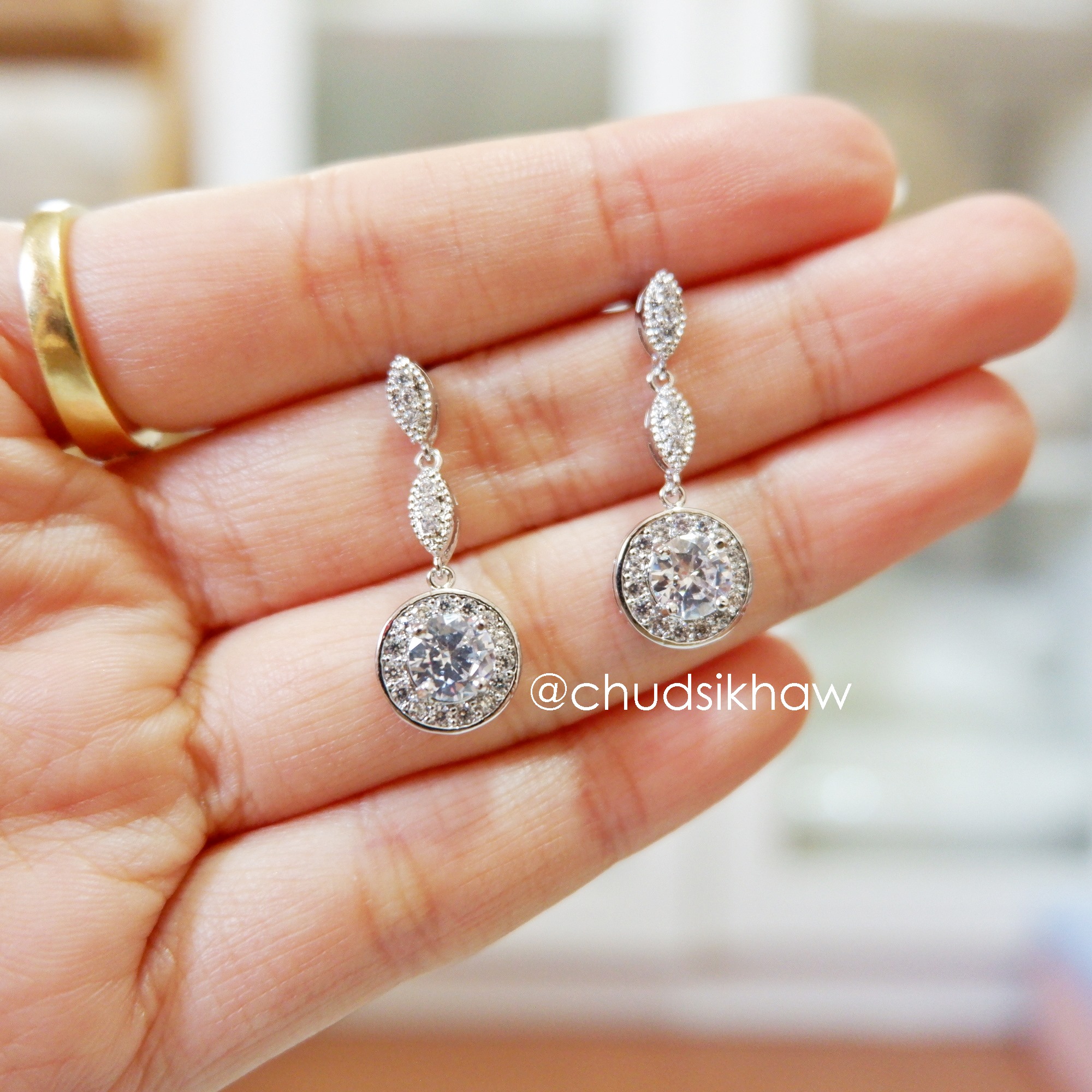 ต่างหูหลายแบบน่ารัก เล่นไฟ มุกแวววาว สวย ราคา 190 - 350 บาท