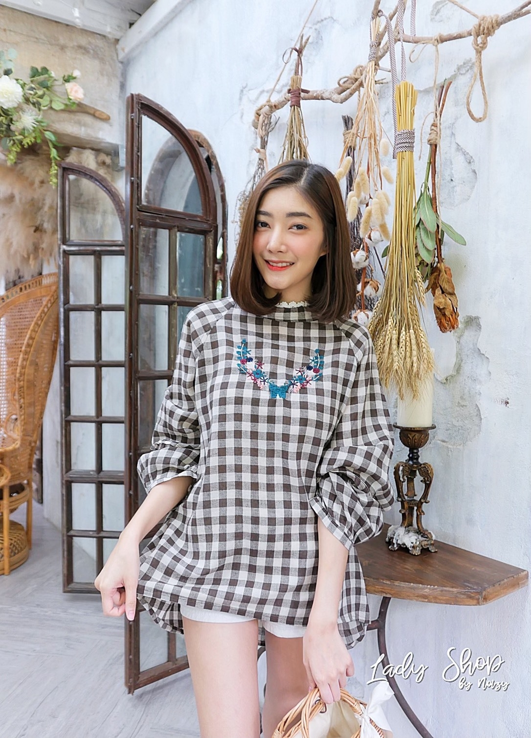 เสื้อเกาหลี พร้อมส่ง เสื้อญี่ปุ่น ลายสก๊อตปักดอกไม้