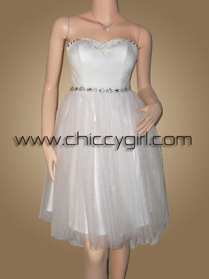 ชุดแต่งงานสั้นเกาะอกสีขาวกระโปรงพองๆ อกแต่งจีบพลีทเฉียง ขอบอกและเอวประดับเพชร วิจิตรสวยหรูมาก