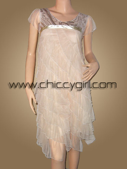 ชุดราตรีแต่งอกระบายเฉียงหลายชั้น แขนสั้น สีครีม น่ารักและพรางหน้าท้องได้ดีมาก