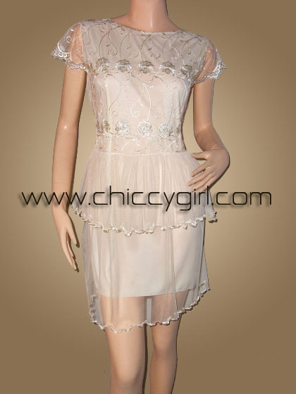 ชุดเดรสราตรีคอปาด แขนสั้น สีครีม แต่งลูกไม้ปักนูนลายดอก กระโปรงแต่งระบาย แต่งชายด้วยริบบิ้นขดหยิก สวยมาก