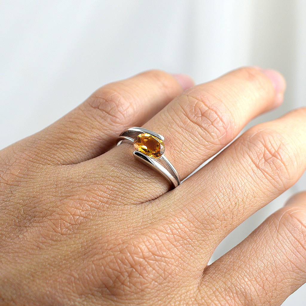 SKJewelryfactory แหวนเงินแท้ 92.5% ฝังพลอยซิทรินแท้ ออกแบบเรียบง่าย แต่ทันสมัย ER01466-CIT