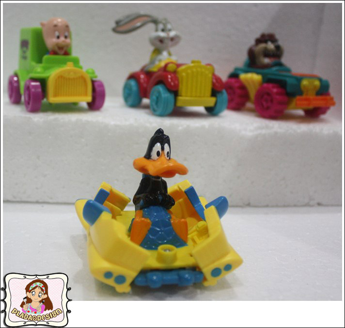 1993 McDonald's แมคโดนัลด์ ของเล่น ของสะสม Happy Meal Looney Tunes Quack-up Cars : Daffy Duck บนรถสีเหลือง ออกเมื่อ เมษายน 1993 อยู่นอกแพ็คค่ะ