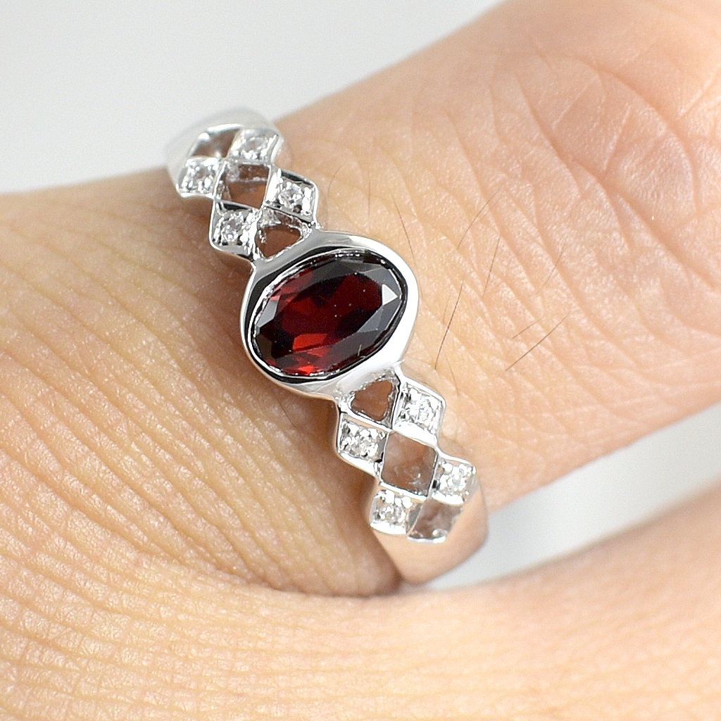 SKJewelryFactory แหวนพลอยโกเมนแท้ ทรงผู้หญิง แซมเพชรด้านข้าง ดีไซน์สี่เหลี่ยมข้าวหลามตัดมุม ER01402-GAN