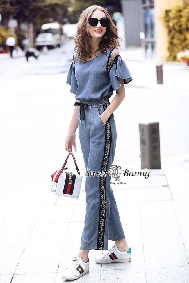 เสื้อผ้าเกาหลี พร้อมส่ง เสื้อคอกลมปาดนิดๆ แขนระบาย