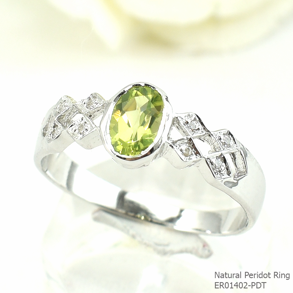 SKJewelryFactory แหวนพลอยเพอริดอทแท้ ด้านข้างฝังเพชรจิกเป็นลายข้าวหลามตัด ER01402-PDT