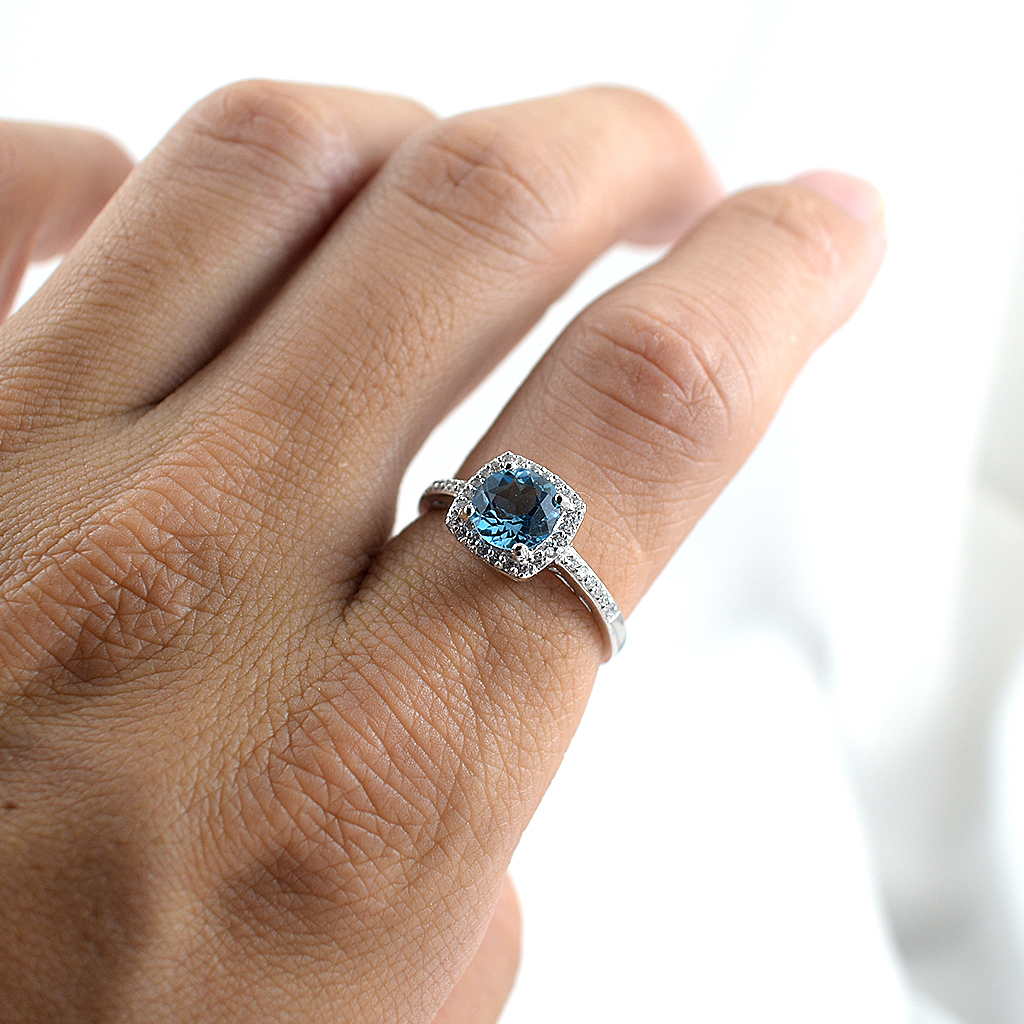 SKJewelryfactory แหวนสวิสบลูโทปาซแท้ ดีไซน์ล้อมเพชร เรียบหรู เล่นไฟดี ER02153-SBT