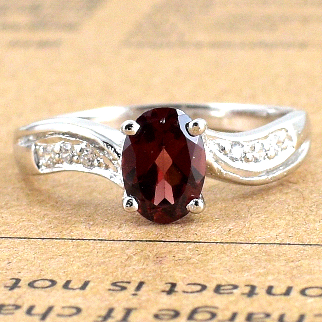 SKJewelryFactory แหวนพลอยโกเมนแท้ ขนาดพลอย 7x5 มิล ขนาดกำลังพอดีนิ้ว ไม่เล็กหรือใหญ่เกินไป ER01555-GAN