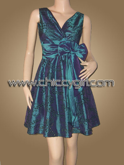 ชุดราตรีผ้าไหมสีเขียว คอวีป้ายหน้า ฉลุลายดอกไม้ทั้งตัวสวยหรูปราณีตมาก