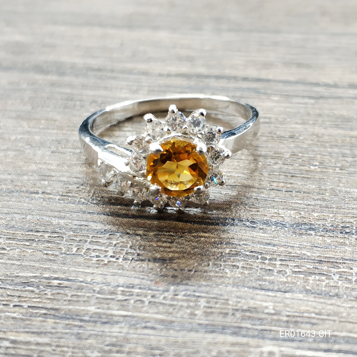 SKJewelryfactory แหวนเงินแท้ ฝังพลอยซิทรินแท้ ประดับด้วยเพชรเปรียบดั่งดวงตะวันทอแสง ER01643-CIT