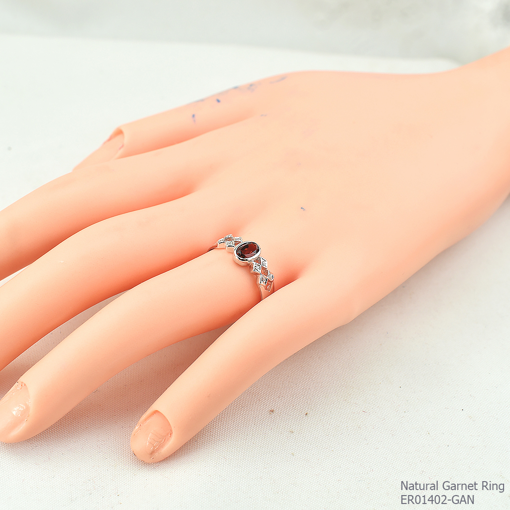SKJewelryFactory แหวนพลอยโกเมนแท้ ทรงผู้หญิง แซมเพชรด้านข้าง ดีไซน์สี่เหลี่ยมข้าวหลามตัดมุม ER01402-GAN