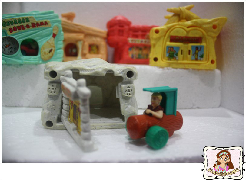 1994 McDonald's แมคโดนัลด์ ของเล่น ของสะสม Happy Meal The Flintstones บ้านพร้อมรถ + Dino Under 3 อยู่นอกแพ็คค่ะ