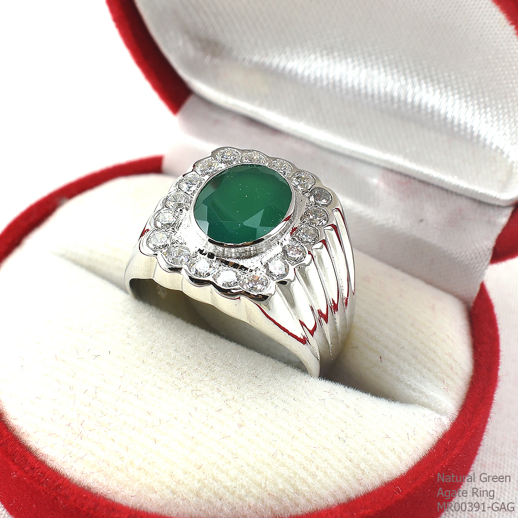 SKJewelryFactory แหวนชาย พลอยแท้ สีเขียวมรกต ล้อมเพชร MR00391-GAG