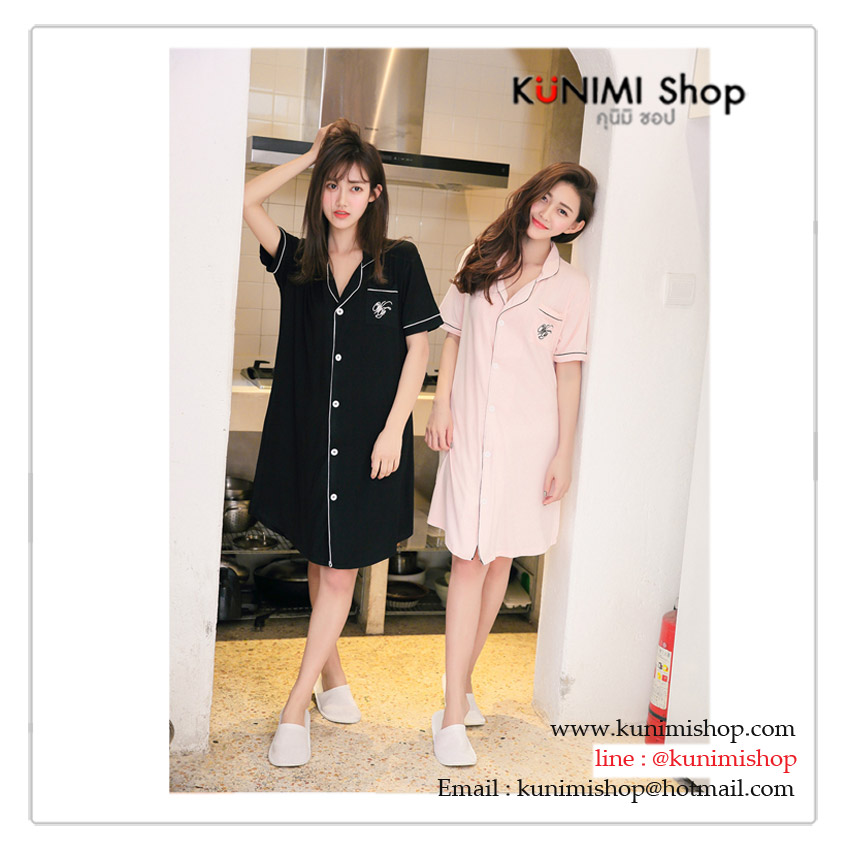 ชุดนอนกระโปรง คอปก แขนสั้น กระดุมผ่าหน้า มีกระเป๋าหน้าด้านซ้าย สวยหวาน มี 2 สี สีชมพูอ่อน สีดำ ขนาดชุด ความยาวชุด : 86 ซม. รอบอกไม่เกิน : 36 นิ้ว รอบเอวไม่เกิน 38 นิ้ว และสะโพกไม่เกิน 38 นิ้ว