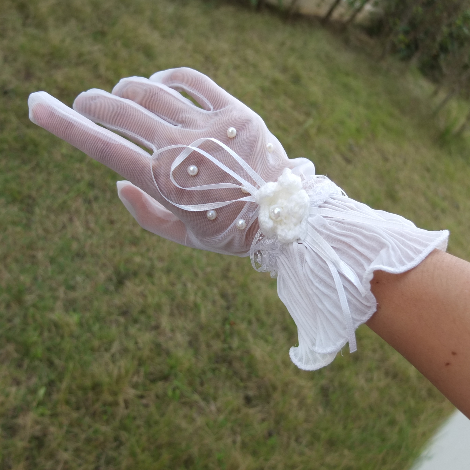 ถุงมือเจ้าสาว แบบขอบระบายพลีท ประดับดอกไม้
