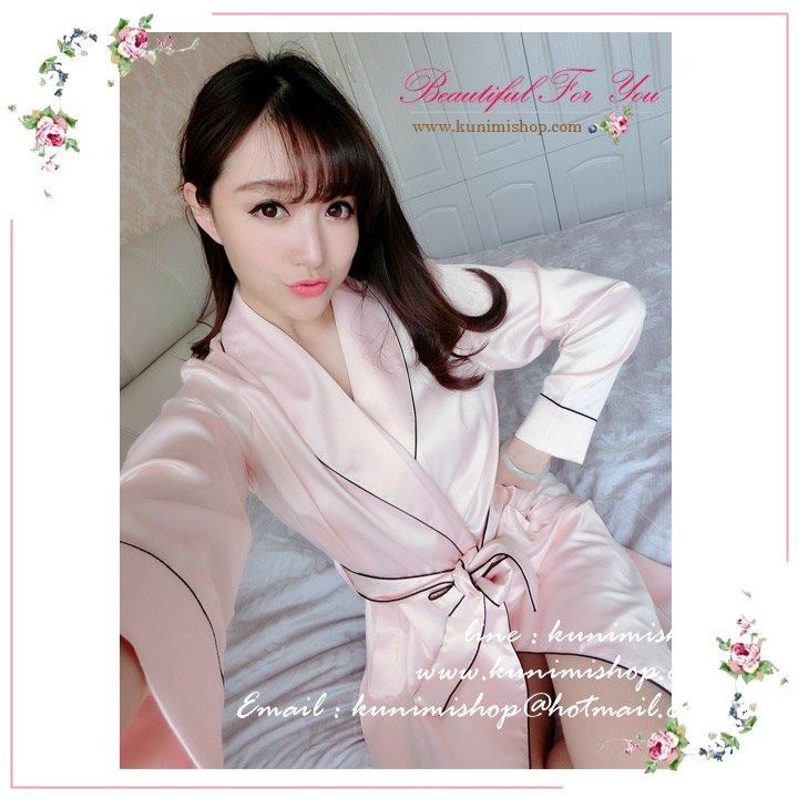 เสื้อคลุมชุดนอน ไม่มีลาย มาพร้อมที่ผูกเอว แขนยาว คอปก สวยหวาน เนื้อผ้า : ผ้าซาติน 