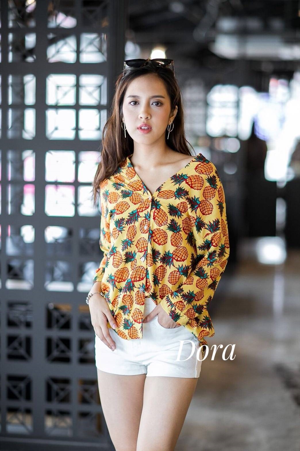 เสื้อเกาหลี พร้อมส่ง เสื้อคอวี ลายสัปรดพิมพ์ลาย