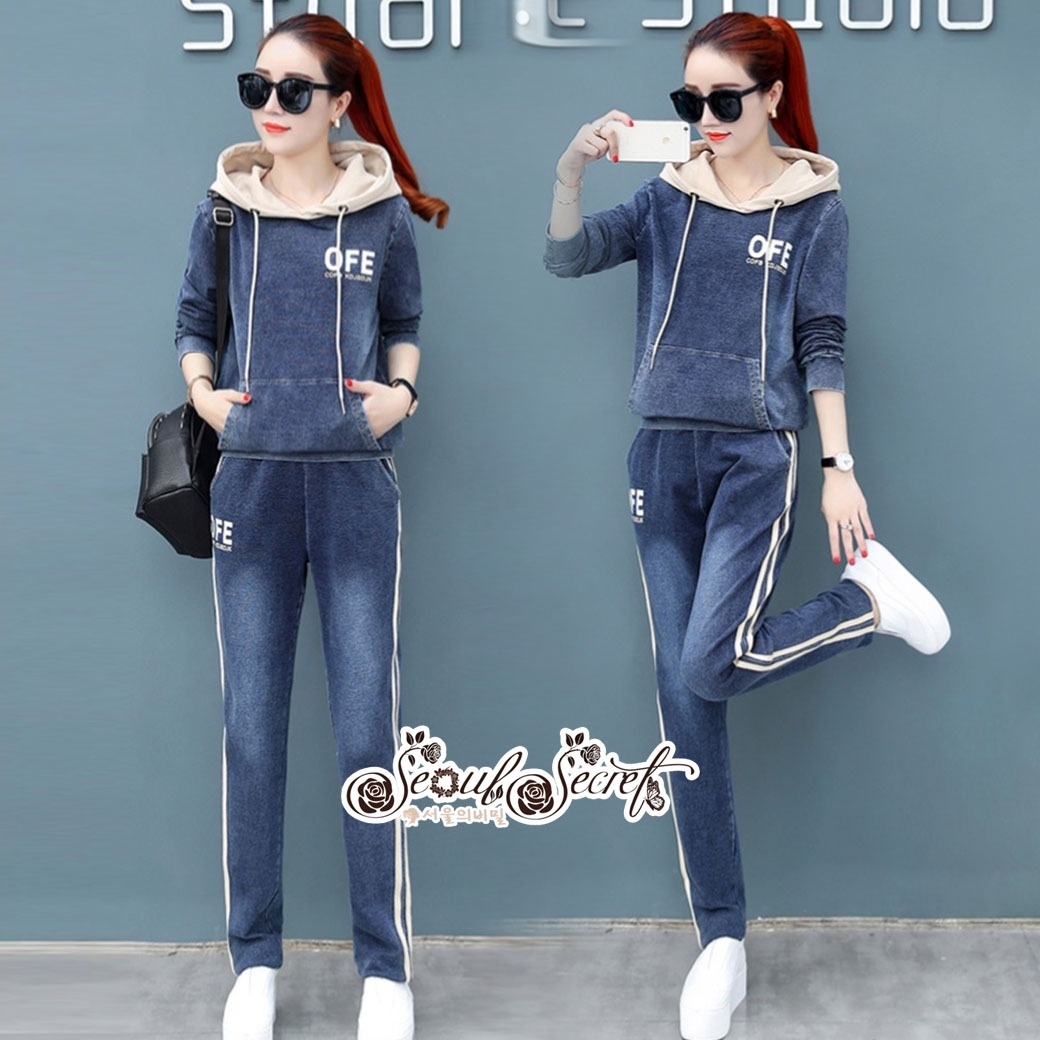 เสื้อผ้าเกาหลี พร้อมส่ง เสื้อยีนส์ แต่งอักษรเก๋ๆOFE