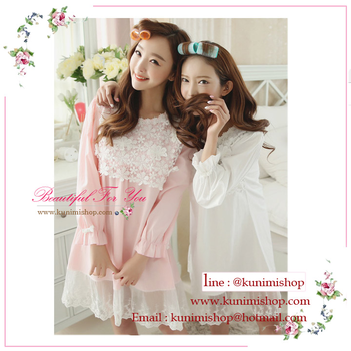 ชุดนอนกระโปรงยาว มี 2 สี : สีขาว และ สีชมพู ช่วงแขนเป็นแขนจั้มยางยืด ช่วงอก ตบแต่งด้วยผ้าลูกไม้ น่ารักมากๆคะ ( ไม่มีฟองน้ำซับน้ำ)
