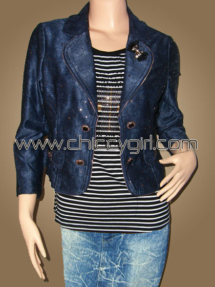 เสื้อคลุมลายยีนส์น้ำเงินปกสูทขอบซิป แต่งแผ่นกลมเงาเล็กๆ สะท้อนทั้งตัว พร้อมเสื้อตัวในลายขวาง แต่งเพชรถี่ระยิบระยับ แบบเก๋ไก๋น่ารัก