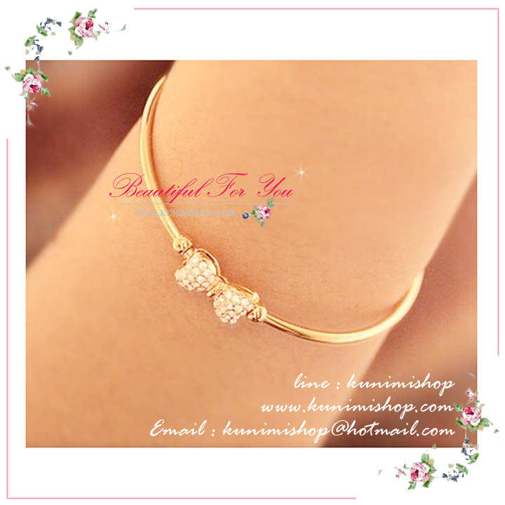 กำไรข้อมือ สีทอง ประดับด้วยจี้รูปหัวใจ และรูปโบว์ ตัวจี้ประดับด้วยเพชร อย่างสวยงาม จี้สามารถเลื่อนไปมารอบกำไรด้วยคะ ใส่ได้ทุกโอกาสคะ เป็นของขวัญก็ดูดีคะ ขนาด : เส้นผ่าศูนย์กลาง 5.7 cm. 
