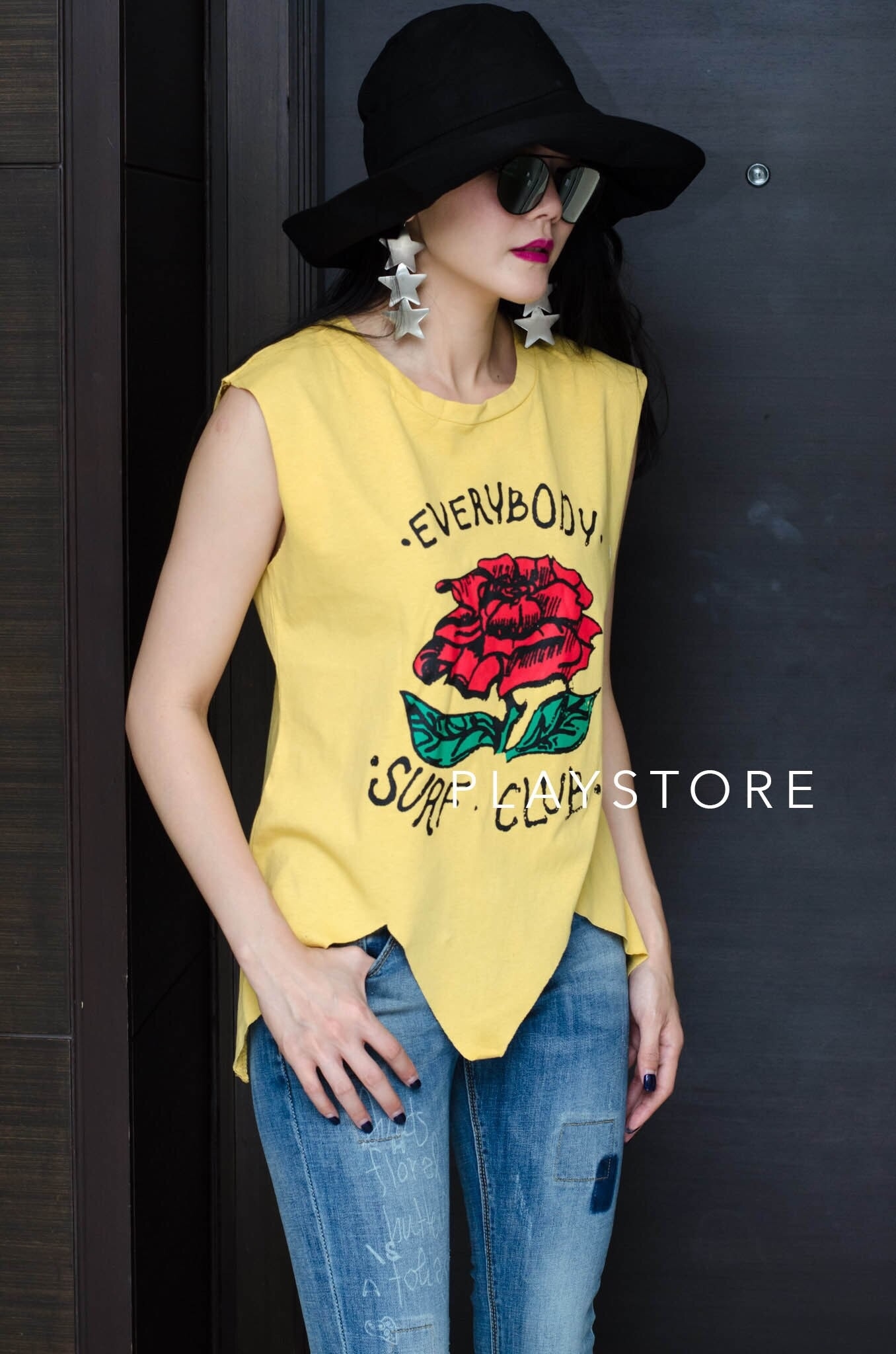 เสื้อเกาหลี พร้อมส่ง เสื้อแขนกุด สกรีนกุหลาบแดง
