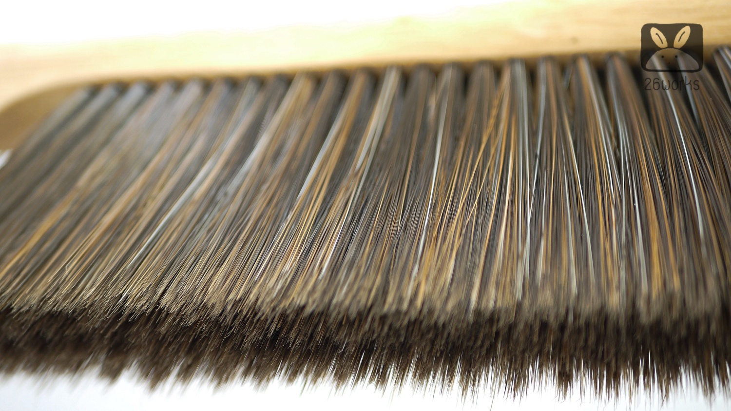 แปรงปัดฝุ่นด้ามไม้ สามเหลี่ยมตรง ขนพลาสติก