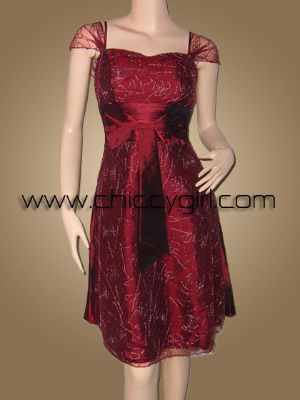 ชุดราตรีผ้าไหมสีแดงเลือดนกแบบมีแขนหุ้มผ้าโปร่งบางปักไหมแดงพันดิ้นเงินลายวิจิตรปราณีต หรูมาก (หมดค่ะ)