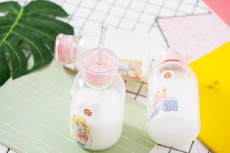 Pre-Order ขวดใส่น้ำ ใส่นม Sailor Moon มีฝาปิด กับฝาหลอด มี 2 ขนาด 450 / 750 ml. มี 3 ลาย