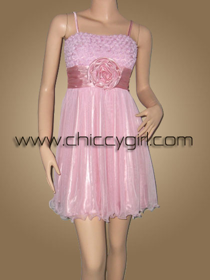 ชุดไปงานแต่งงานสั้นสายเดี่ยวสีชมพู อกแต่งกุหลาบเล็กๆ เอวจีบแต่งกุหลาบดอกใหญ่ กระโปรงแต่งชายย้วย