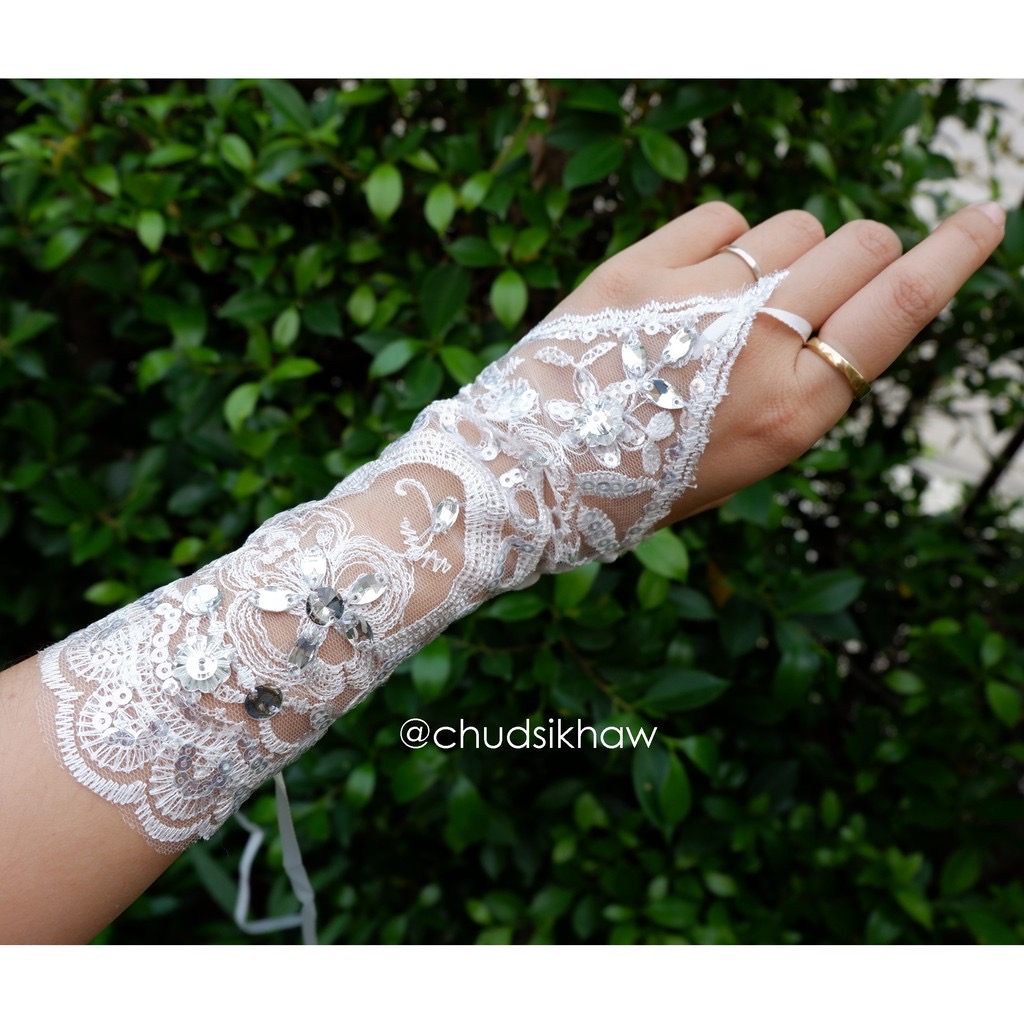 ถุงมือคล้องนิ้ว ลายลูกไม้ติดเพชร
