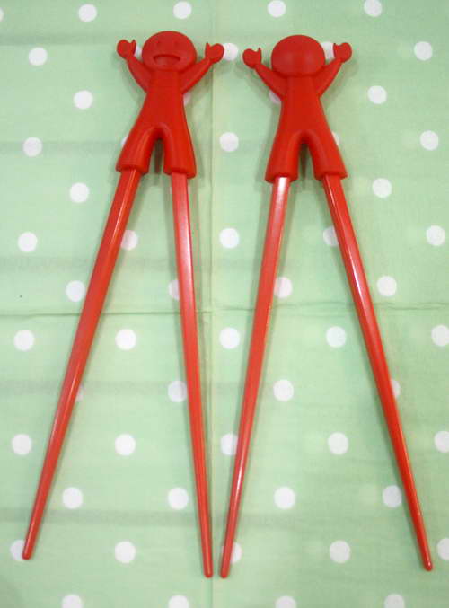 ตะเกียบ 2 ข้าง ยึดติดกันด้วยตุ๊กตาซิลิโคน สีส้ม 1ชุด มี 2 คู๋ค่ะ
