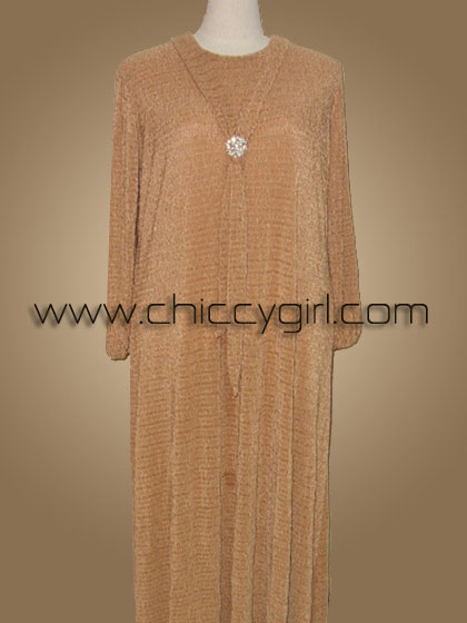 ชุดราตรีไปงานกลางคืนตัวหลวมแขนยาว สีทอง คอกลม โดดเด่นด้วยเนื้อผ้าเหลือบเงาเหมือนกากเพชรอัดจีบพลีทถี่ละเอียด แบบเรียบหรู ดูดี มีรสนิยม ทรงหลวมและเส้นจีบพลีทเป็นลายทางแนวตั้งช่วยพรางรูปร่างได้ดี ใส่ได้ทั้งคนอ้วน คนอวบ คนท้อง คนผอม และเป็นชุดราตรีอิสลาม มุสล