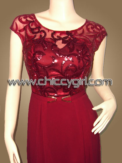 ชุดราตรียาวสีแดงเลือดนก คอกลม แบบมีแขน ผ้าลูกไม้ปักคล้ายขนลายดอกไม้ ประดับเลื่อม เอวแต่งโบว์ติดโลหะสีทอง กระโปรงผ้าชีฟองพริ้ว แบบสวย สุภาพ เรียบร้อย น่ารัก หรูหราสง่างามมาก